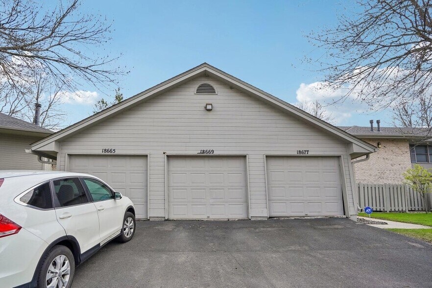 Building Photo - 18669 Clear View Ct