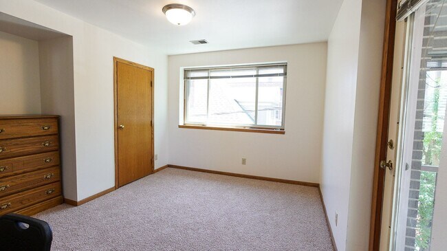 Building Photo - 415 N Henry St