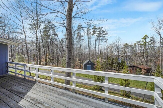 Building Photo - 306 Happy Creek Rd