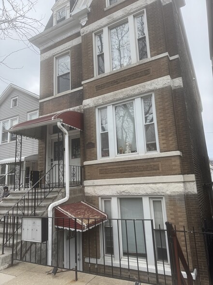 Building Photo - 2042 W Cullerton St