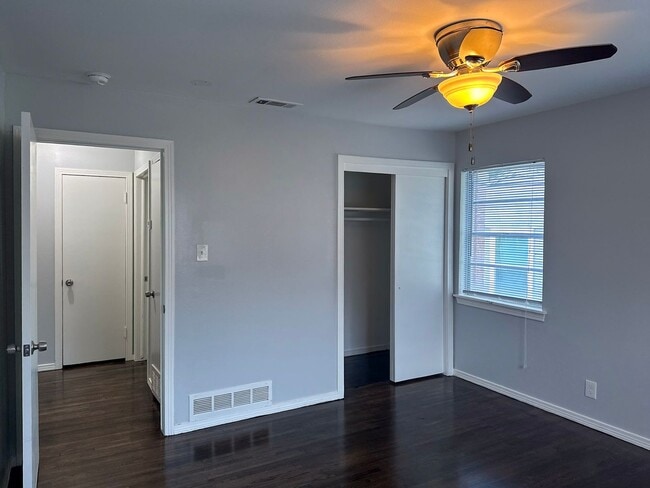Building Photo - 3 Bedroom / 2 Bathroom