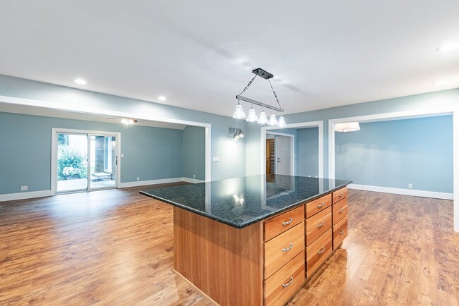Building Photo - Beautiful 3 Bed Overland Park Ranch Home NEWLY REMODELED