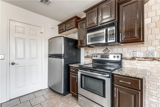 Building Photo - 804 Tyler St