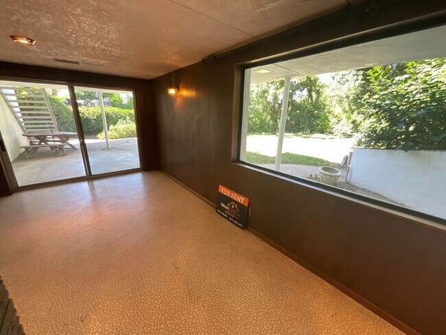 Building Photo - 4 bdrm 3 bth plus a Den/office Home 2 Car ...