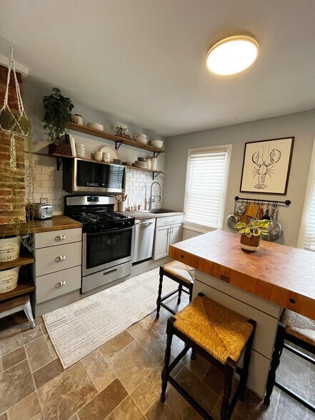 Kitchen - 52 Madison Pl