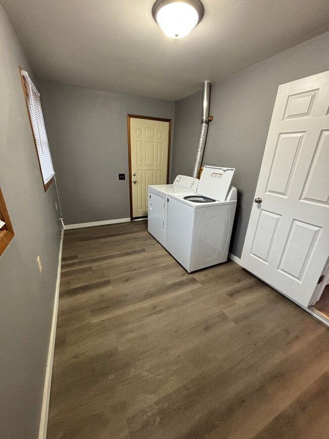 Building Photo - 810 Cameron Ave