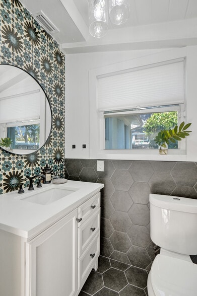 Building Photo - 920 NE 34th Ct