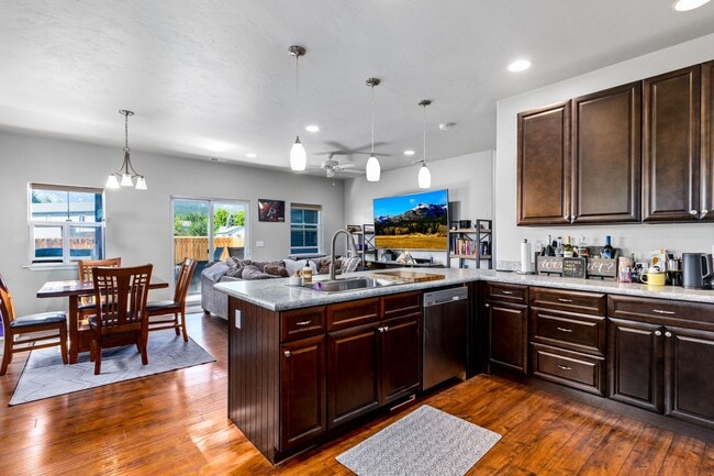 Building Photo - Beautiful & centrally located Whitefish Home