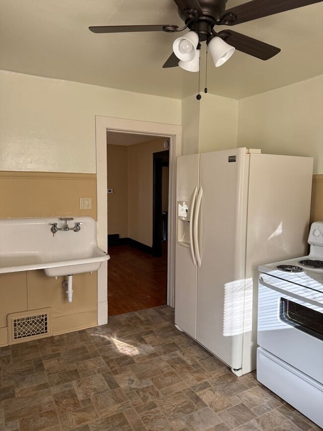 Building Photo - 1231 W College Ave