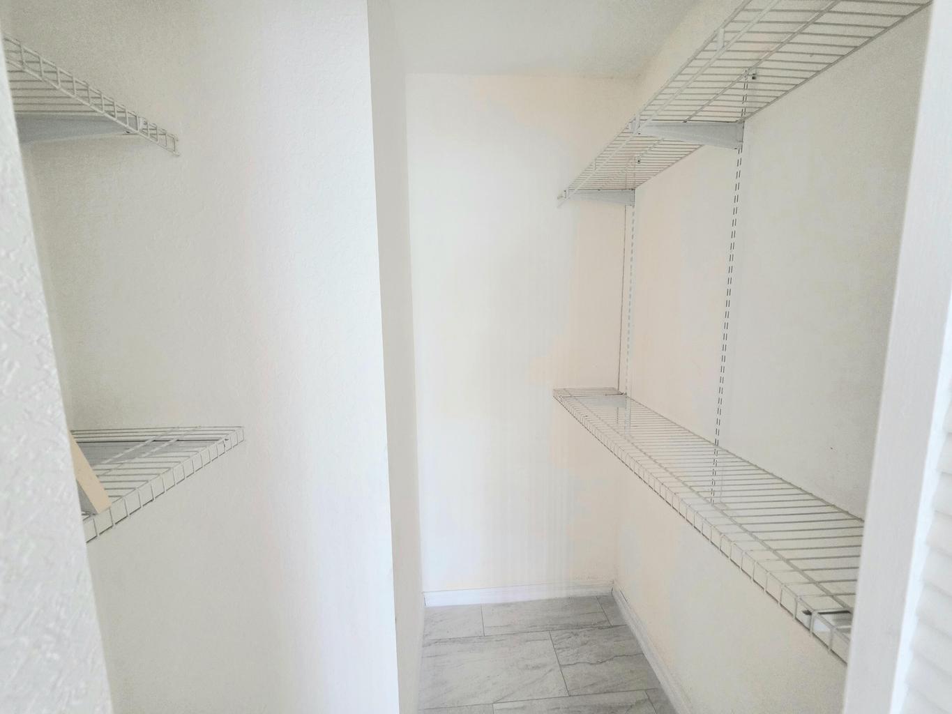 Building Photo - 569 E Ridge Cir N