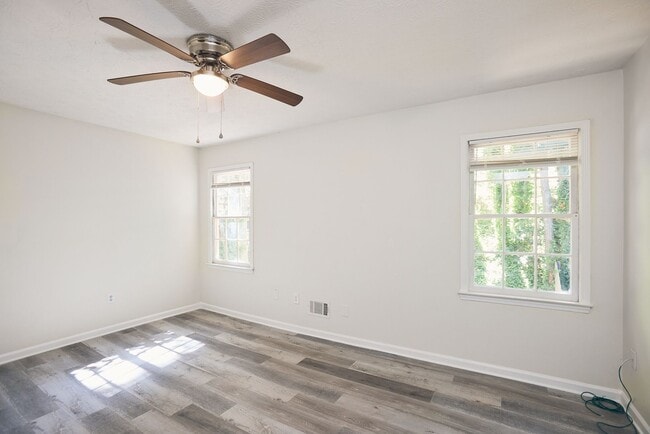 Building Photo - 2BR/2.5BA Townhome Gem with Fenced Yard, Fireplace & Bay Windows