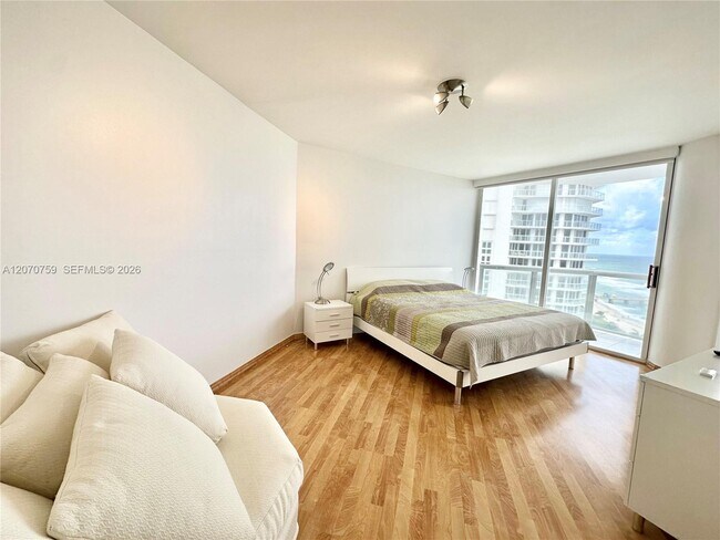 Building Photo - 16425 Collins Ave
