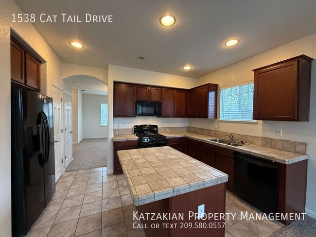 Building Photo - 2-Story 4-Bedroom 2.5 Bath Gated Community...