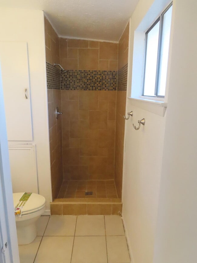 Building Photo - 10052 Kenworthy St