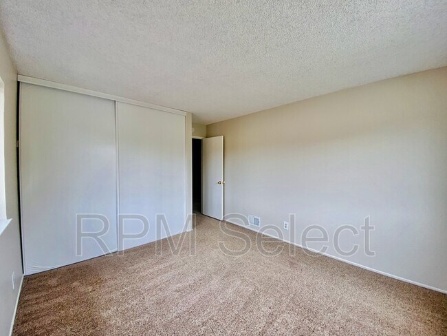 Building Photo - 2204 Lupine Rd