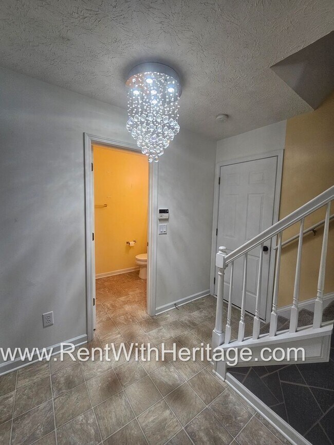 Building Photo - Gorgeous 5 bedroom, 2.5 bath / Attention t...