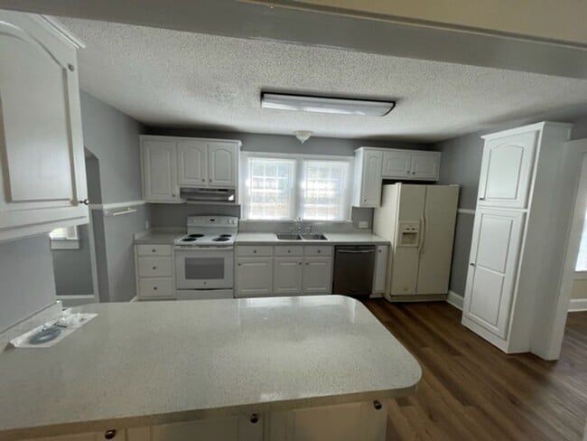 Building Photo - 4 Bedroom 2 bath home with garage in beaut...
