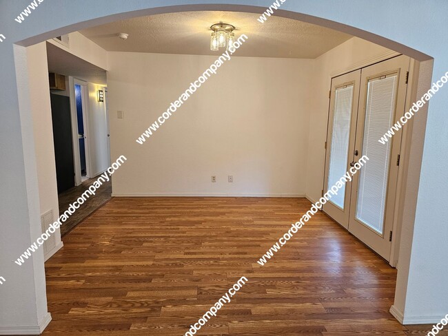 Building Photo - Nice 3 Bedroom, 2 Bathroom and 1,120 Sq Ft. Home Great Location in NE Heights.