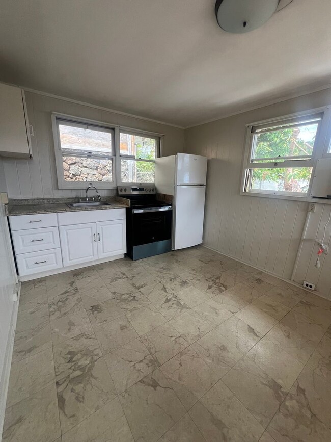 Building Photo - 1 Bedroom Cottage in Kaimuki, Full Kitchen...