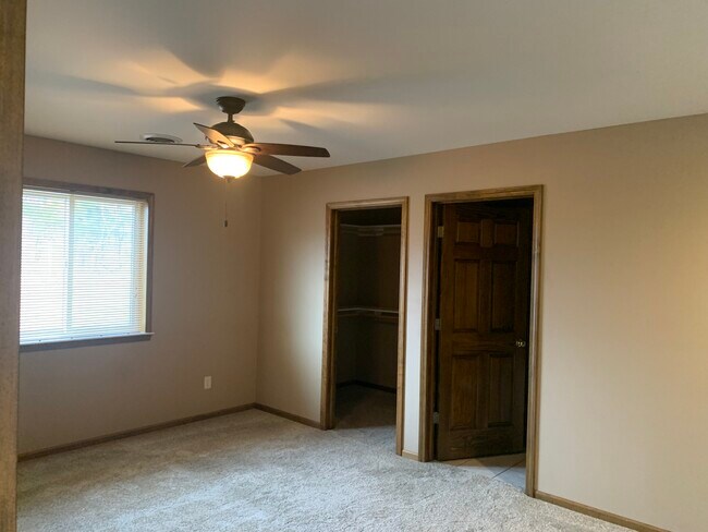 Building Photo - 664 Marilyn Ct