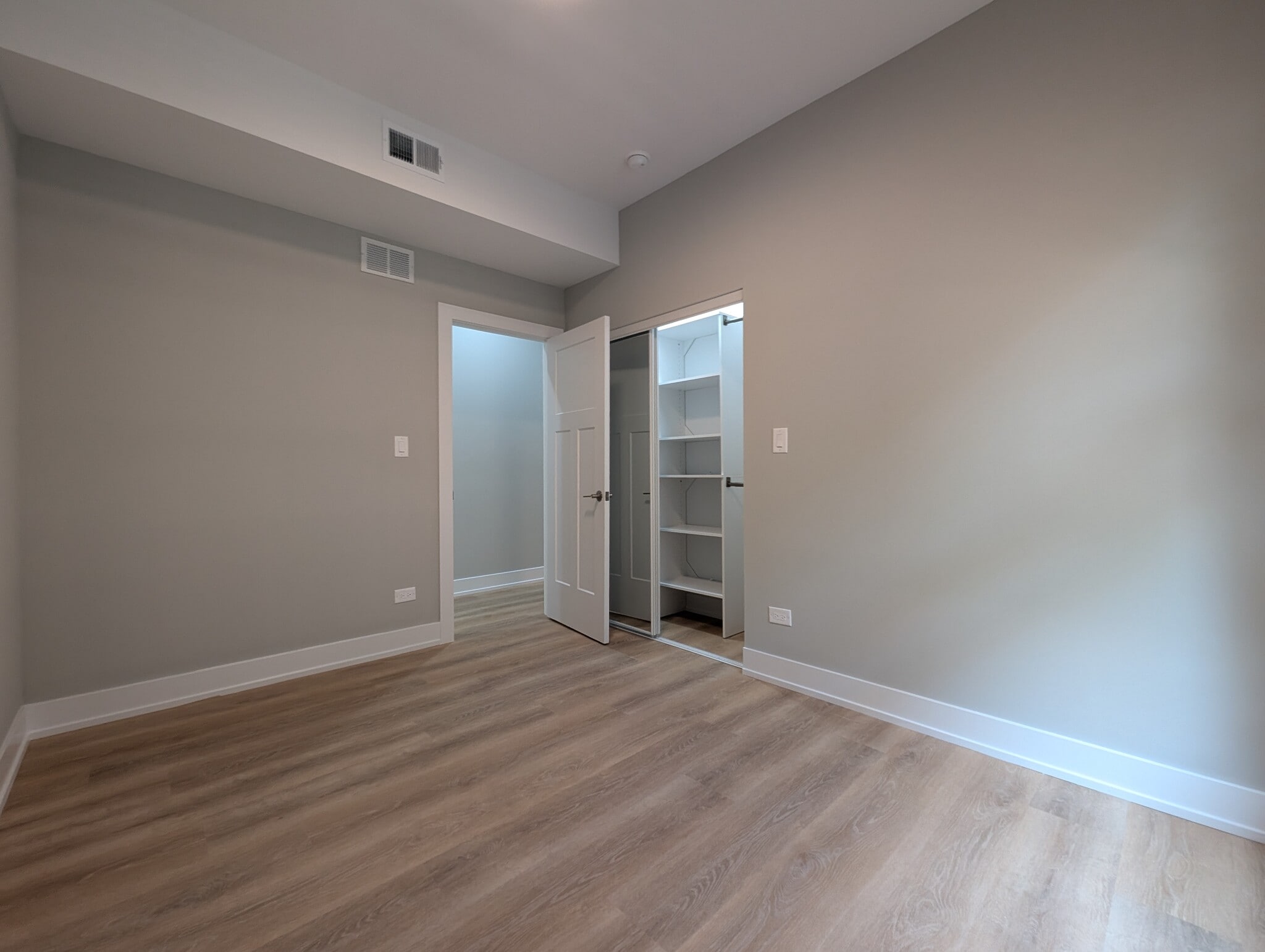 Building Photo - 423 W Belden Ave