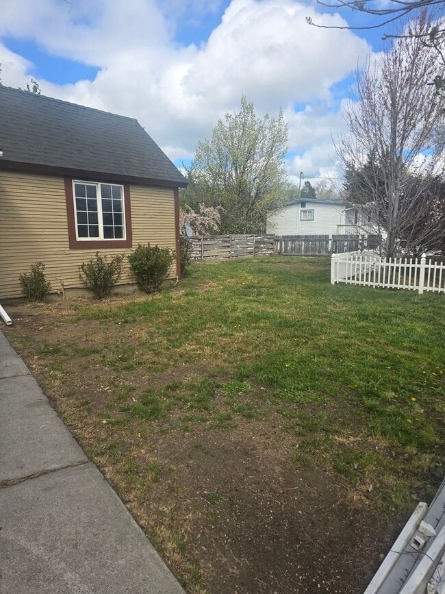 Building Photo - 3 Bedroom 1 Bathroom Home