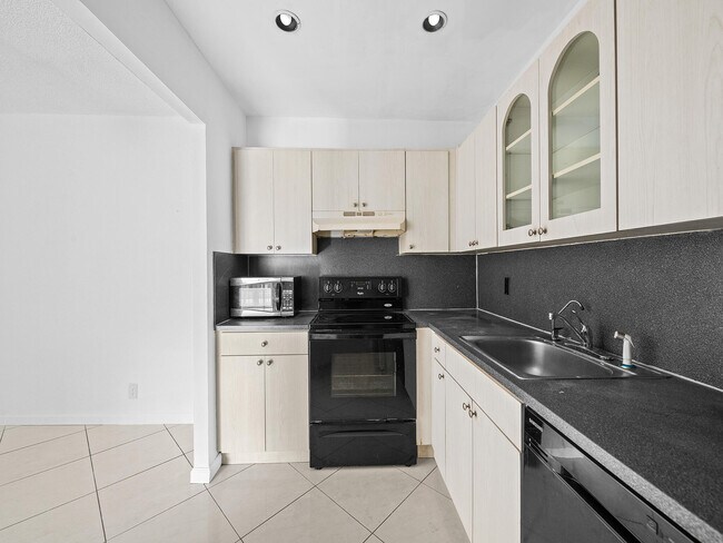 Building Photo - 1 Jacaranda Country Club Dr