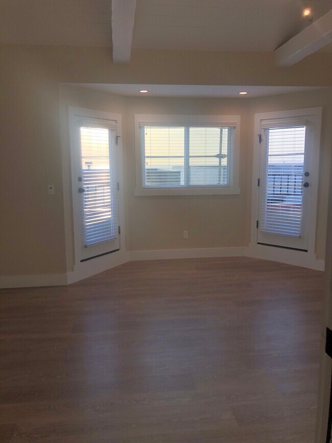 Building Photo - 2806 Ocean Dr