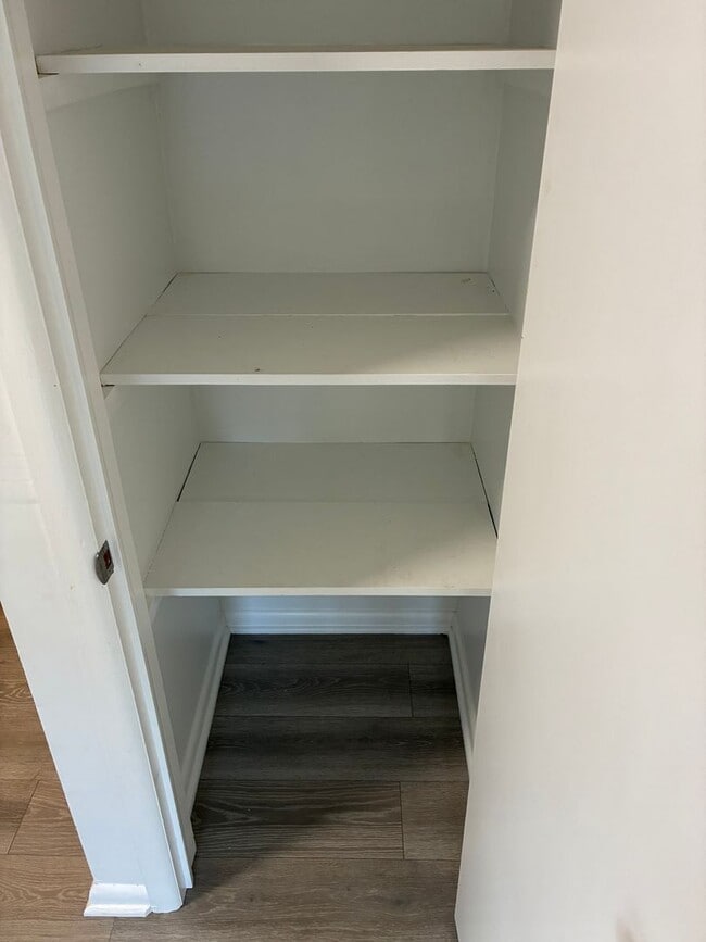 Building Photo - Fully remodeled 2 bed, 1 bath duplex walki...