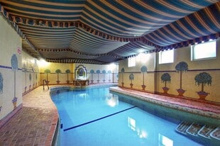 Building Photo - 2448 W Greenleaf Ave