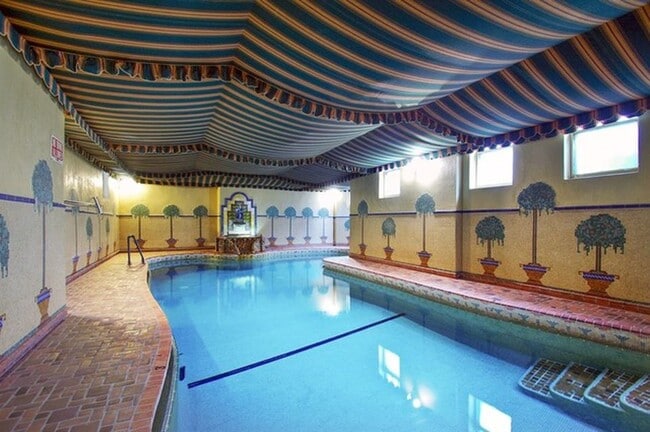 Building Photo - 2448 W Greenleaf Ave