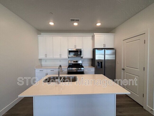 Building Photo - 5801 S Garnet Dr