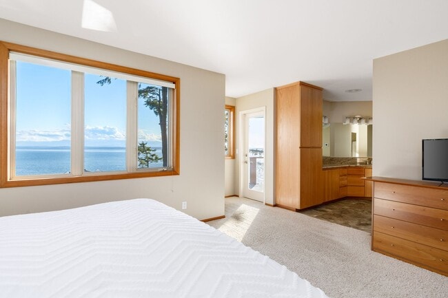 Building Photo - One Acre of Gorgeous Views and a Spacious ...