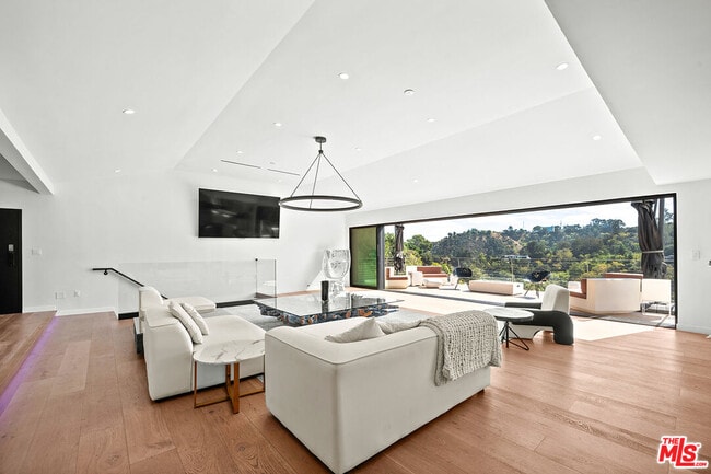 Building Photo - 8744 Skyline Dr