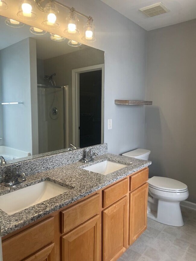 Building Photo - 8 Grosbeak Ln