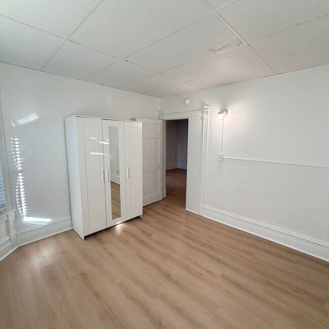 Building Photo - Large 3 bedroom home with a den!
