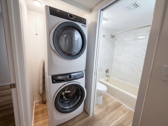 Building Photo - 210 Fountainview Ln