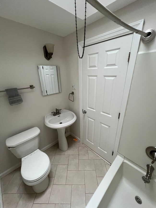 Building Photo - Charming 3-bedroom, 1-bathroom home locate...