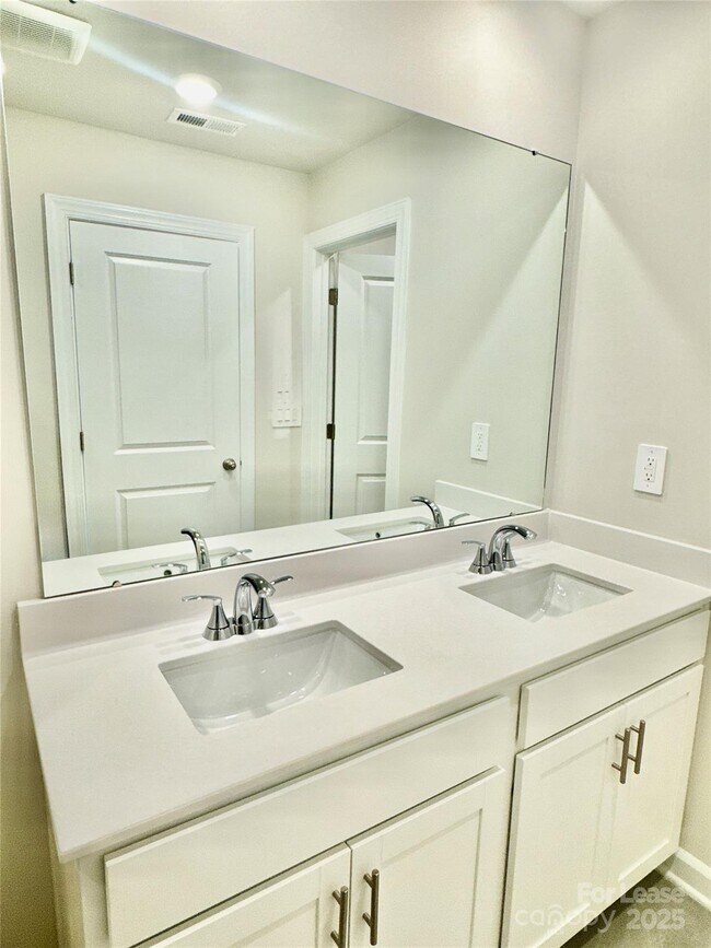 Building Photo - 4159 Smt Wds Dr
