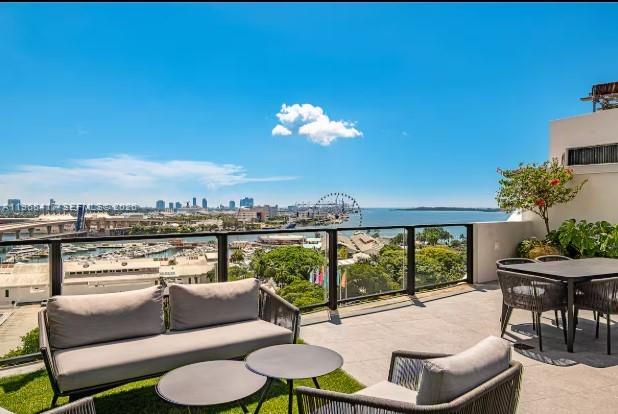 Building Photo - 398 NE 5th St