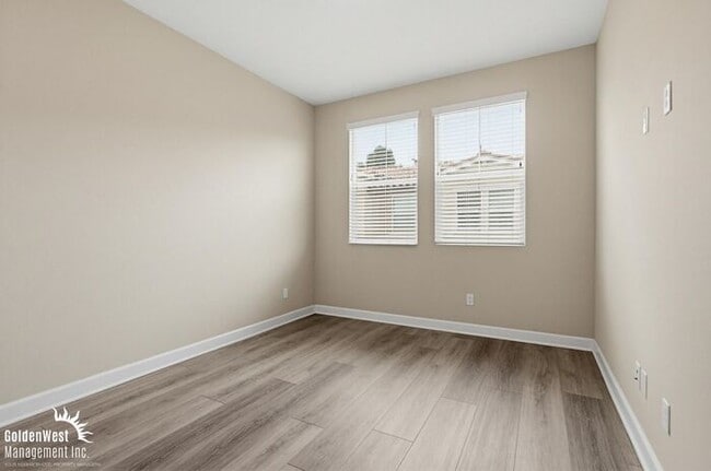 Building Photo - Bright & Modern 3Bdm 2Ba Townhome in Vista!