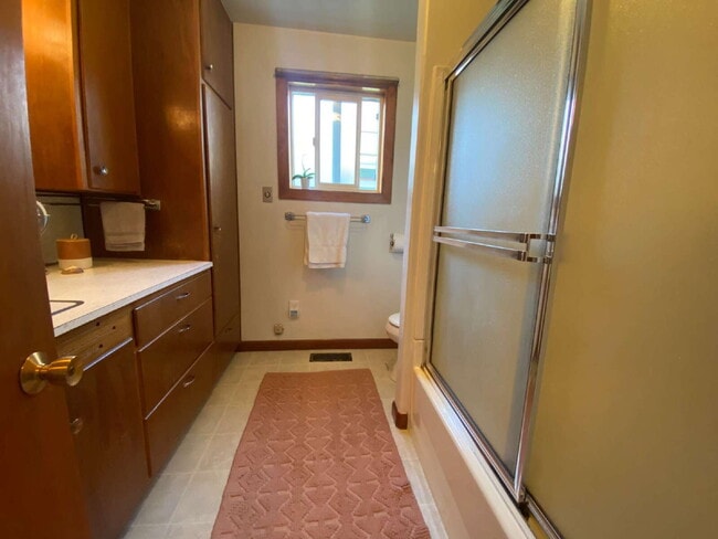 Building Photo - Quiet, Cozy 2-Bedroom Home Located in York...