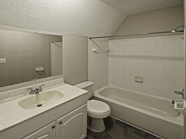 Building Photo - 5 Bedroom, 3 Bathrooms Near Berryhill And ...
