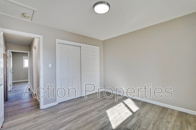 Building Photo - 685 Foxtail Dr