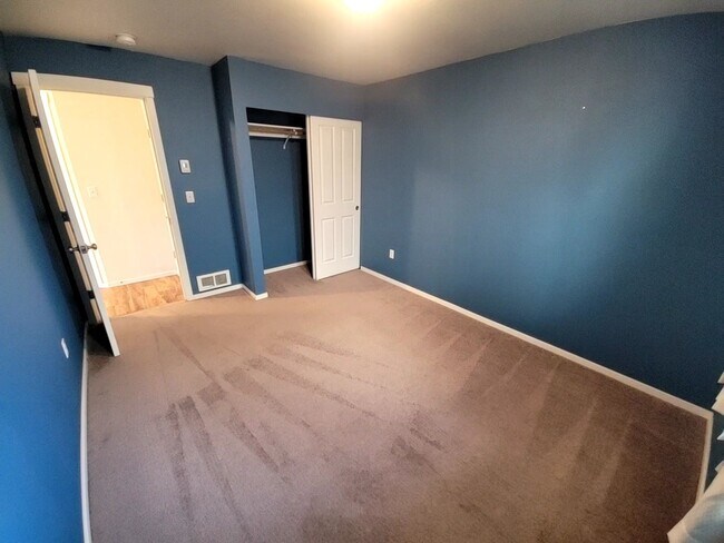 Building Photo - Large 4 Bed Split, Available Now! Pets Okay!