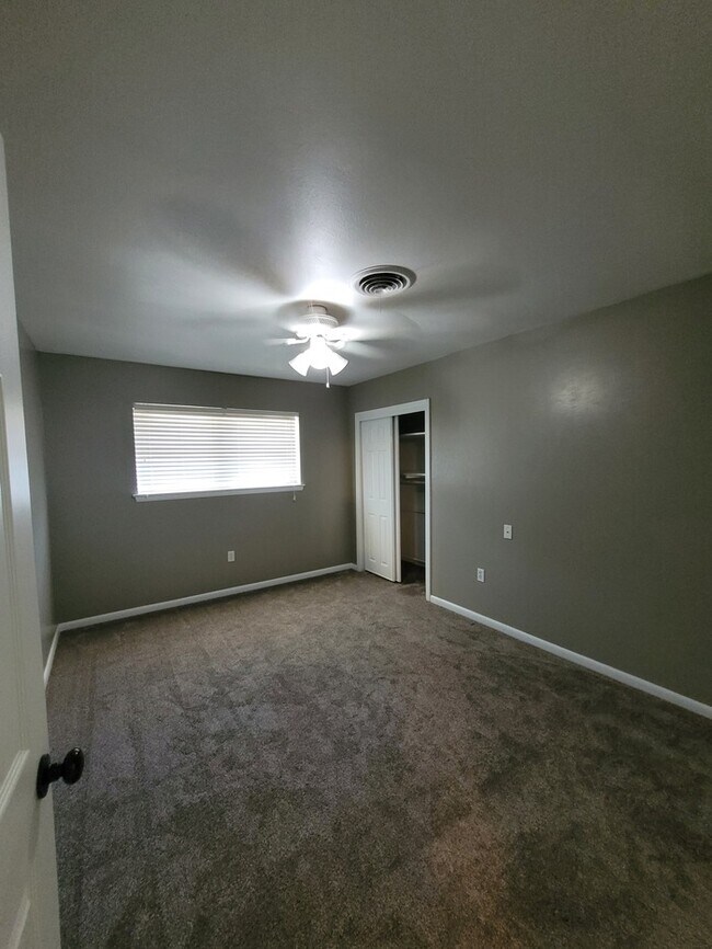 Building Photo - Move in ready 3 bed 2 bath home with 2 car...