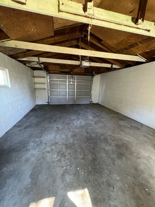 Building Photo - 2 Bedroom 1 Bathroom Home with Garage & Fe...