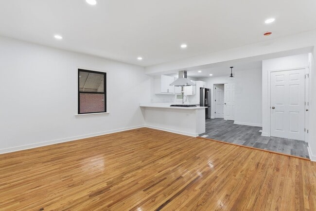 Building Photo - 1115 Kelly Ave