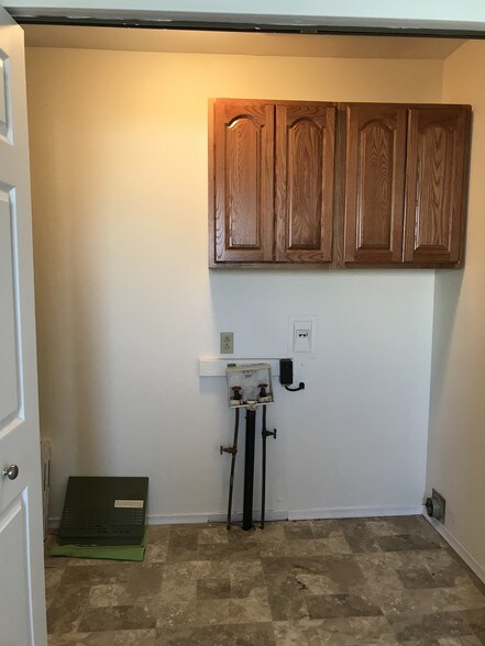 Laundry Room - 733 Rockwell Ave