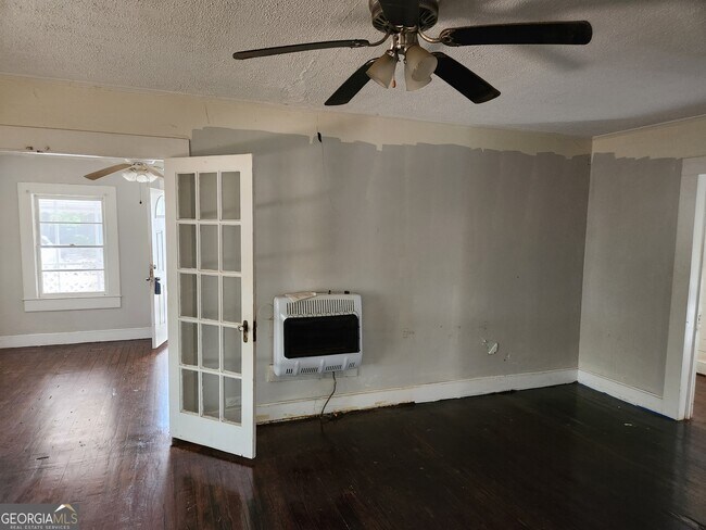 Building Photo - 631 Davis Ave